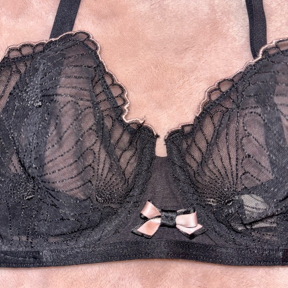 Black Bra - Picture 5 of 7